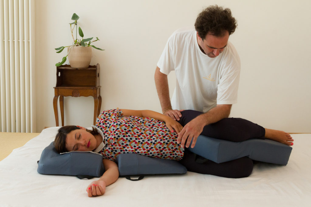 masage-shiatsu-grossesse-laterale-cuisse